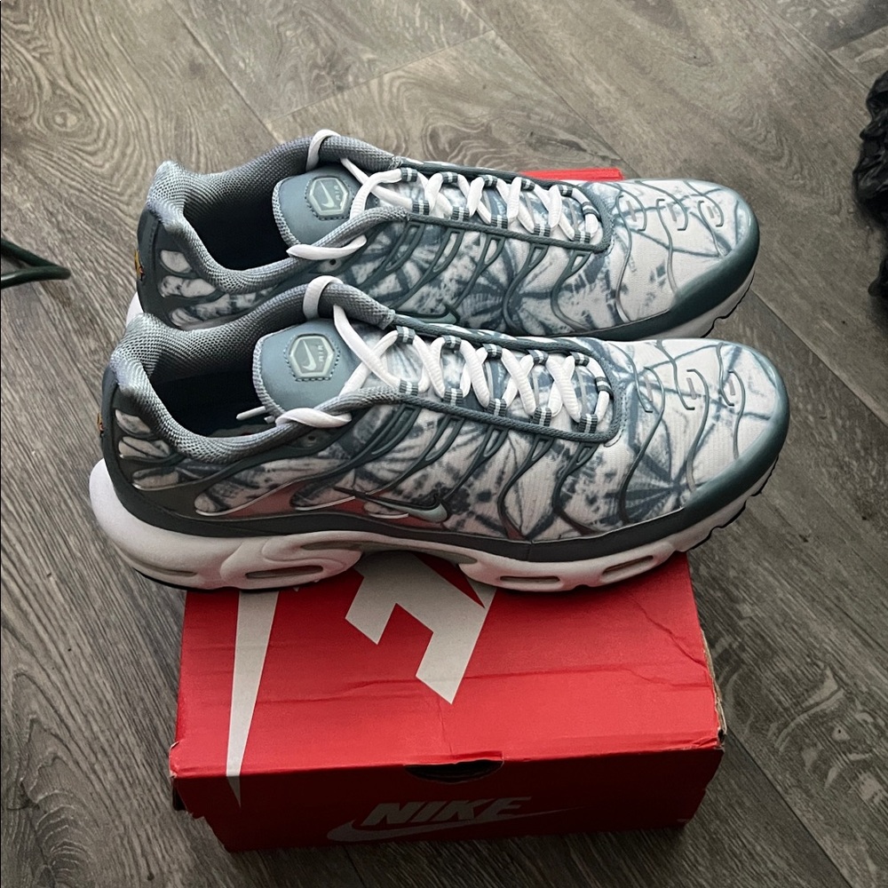 Stylish Blue and White Sneakers - Picture 5 of 7